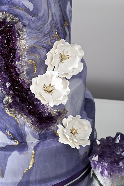 Geode wedding cake detail